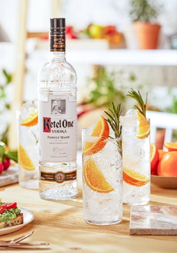 ketel One & Schweppes Toque de Lima.